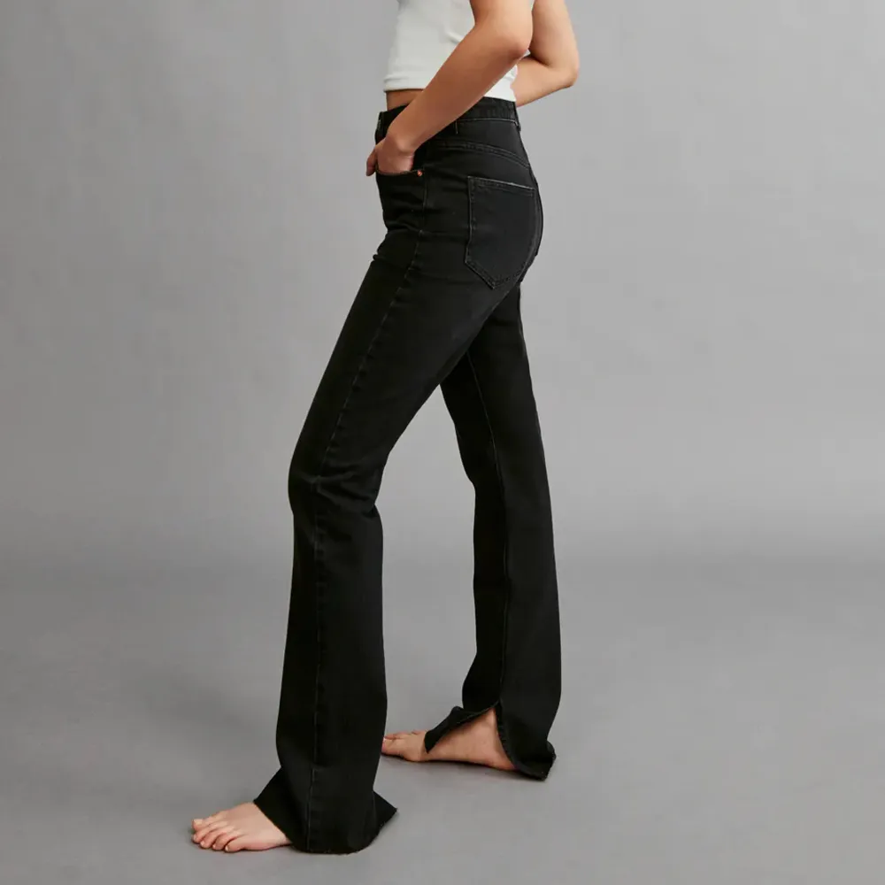 Säljer dessa mycket fina svarta jeansen med slit vid fötterna.. Jeans & Byxor.