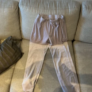 Mjukis - Den är exat som juicy men vanliga mjukis jätte sköna men inte till någon användning jag är 160 och dem är parfekta nypris 200 