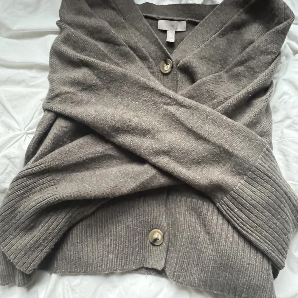 Fin grå stickad tröja knappt använd och väldigt bekväm . Tröjor & Koftor.