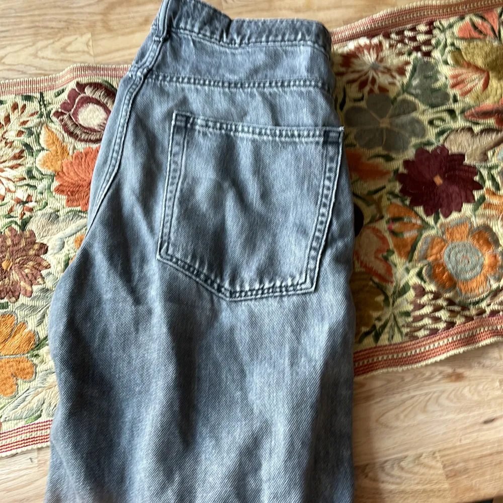Snygga baggy jeans. Säljer på grund av inte helt min stil längre. Använda men bra skick. Skriv för fler frågor och pris kan diskuteras!. Jeans & Byxor.