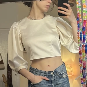 Festtopp  - En elegant tröja från Monki. Använt 1 gång. Det finns några läppstift fläckar på ena ärmen. Tror inte det ska störa så mycket dock.