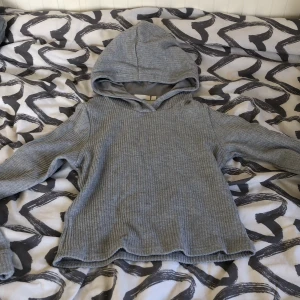 Tröja  - En Hoodie som visar mage i storlek 158/164