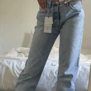 Säljer dessa zara mid Rise jeans i en blå tvätt! Använda fåtal gånger och perfekt jeansfärg för vår/sommar🩵🩵passar om man är runt 165! Pris går att diskutera vid snabb affär! 