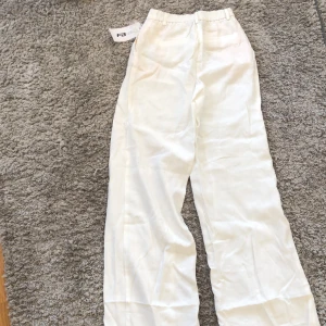 Kostymbyxor - Ett par jätte snygga vita kostymbyxor i storlek xxs. Nyskick, aldrig använda med lappen kvar. Säljer då de är för långa för mig. 50 kr + frakt, kan tänka mig att sänka priset.