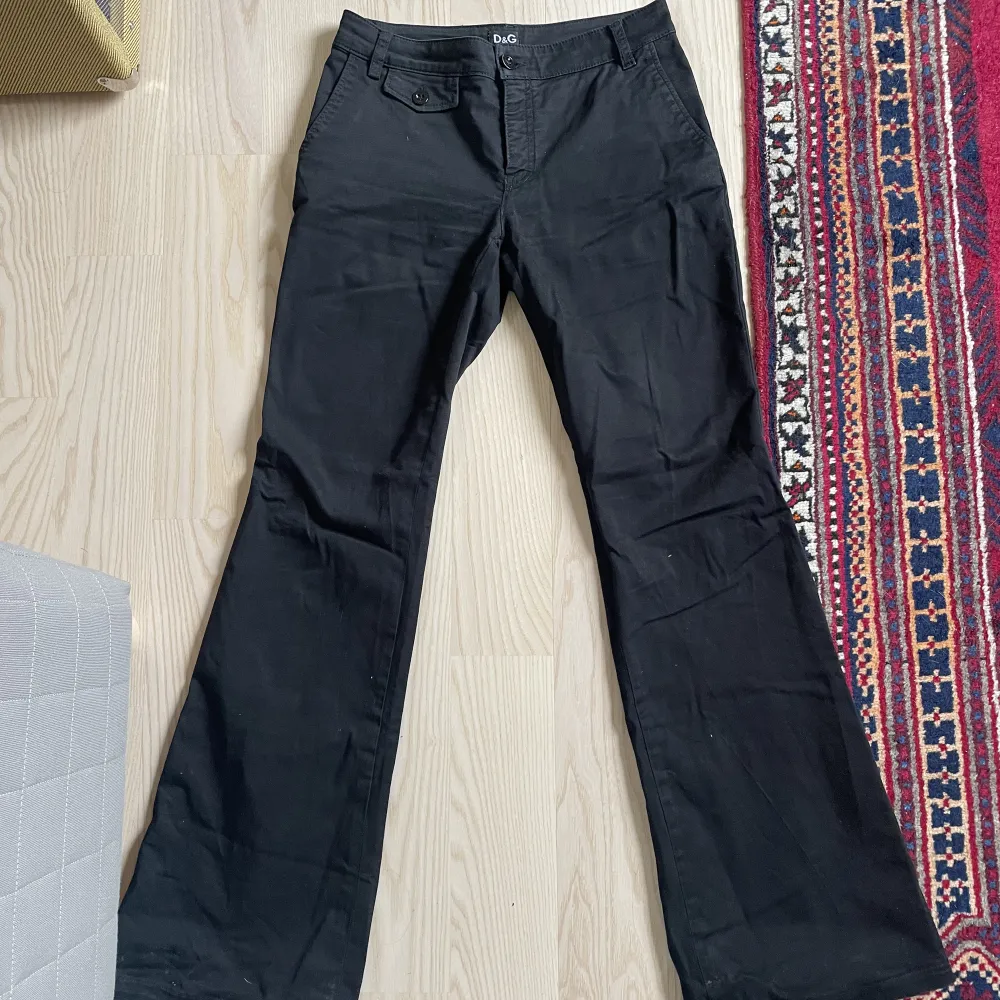 Lågmidjade bootcut kostymbyxor från dolce Gabbana. Bra skick, lite skrynkliga på bilderna Midjemått: 35 cm tvärs över Innerbenslängd: 78 cm  (Kan inte skicka bild på då de är för små 😬). Jeans & Byxor.