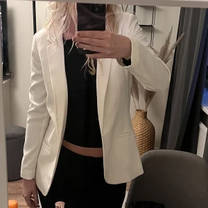 Vit kavaj - Fint skick, men kommer inte till användning❤️