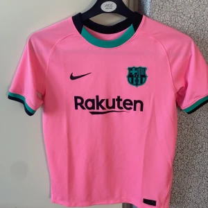 Barcelona tröja  - En Barcelona tröja som kan användas för både tjejer och killar. Den är i storlek 147-158 cm. I väldigt bra skick. 