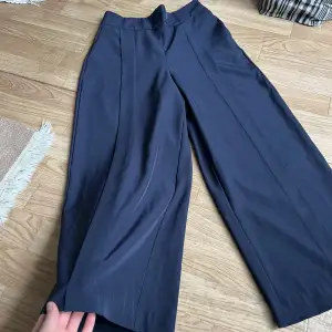 Högmidjade Trekvarts kostymbyxor från zara basic i storlek xs. Två fickor fram, resor i ryggen och tyg detalj på varje benen. Bra skick💙