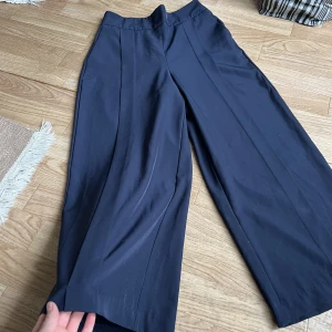 Zara Kystombyxor - Högmidjade Trekvarts kostymbyxor från zara basic i storlek xs. Två fickor fram, resor i ryggen och tyg detalj på varje benen. Bra skick💙
