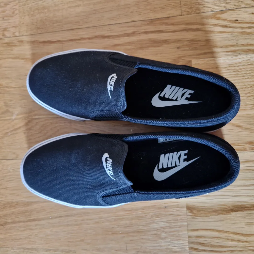 Nike Toki low slip-on  Super fina använda 1 gång.  Färg: Black/White  Produktdetaljer Material: Textil Sula: Gummi Passform: slim fit . Skor.