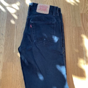 Svarta Levis jeans - Säljer dessa svarta Levis jeans då de är försmå för mig. (W30, L34). Skriv för mått