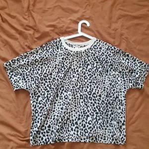 Cheetah Oversized Top - Great condition 👏  Size M  Light pink details  Fabric is Polyester (Not cotton teeshirt) 