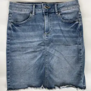 Blå jeanskjol från märket Pieces (köpt på Vila), nypris är ca 319kr. Jättebra skick, endast använd några få gånger. Perfekt nu till sommaren☀️kontakta vid intresse eller frågor💗