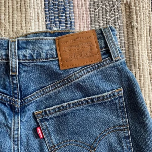 Levi’s jeans - Riktigt fina Levi’s, säljer på grund av att jag har för många jeans.  Originalpriset ligger på 1 256kr, använda en gång, säljer för 599kr🌸 Jag är 165 cm. DM vid intresse, priset kan diskuteras💗 