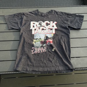 Vintage Tomas Ledin Single Stitch Tshirt - Cool tshirt, sunfaded men väldigt bra skick 👍Sitter L/XL på killar