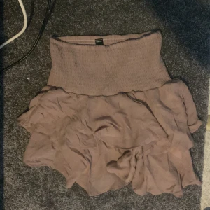 Kjol - Säljer denna jätte fina ljusbruna kjolen då det inte riktigt är min stil längre. Använd 1-2 gånger. Skriv för intresse💗