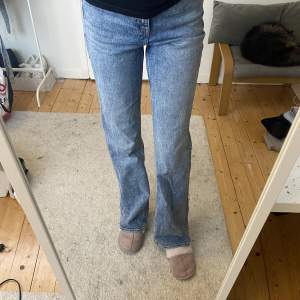 Blå sköna jeans från monki💙 Jag är 168 lång som referens! ⭐️JUST NU ALLA JEANS PÅ MIN SIDA 95kr/STYCK⭐️