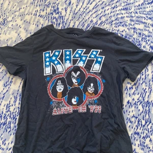 Kiss t-shirt  - En nästan helt oanvänd t-shirt från ginatricot