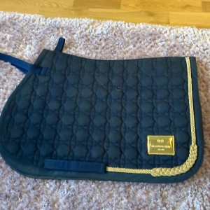 Schabrak  - Säljer 2 schabrak från hööks.  Röda schabraket- st ponny, 100kr Mörkblåa schabraket- st ponny, 150kr