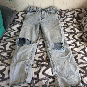 Jeans - Ett par ljus blåa jeans i storlek 164 passar på någon som har storleken xs också