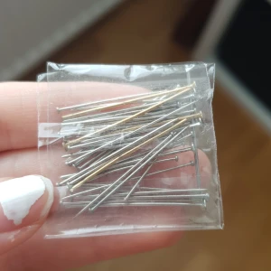 Man kan sätt på pärlor och sedan göra örhängen av dem! - 10-20 kr 