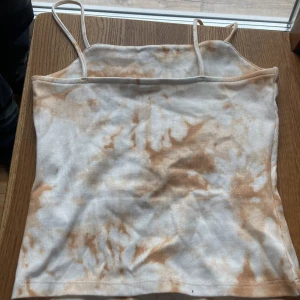 Linne - Ett beige/orange och vitt linne aldrig använt 