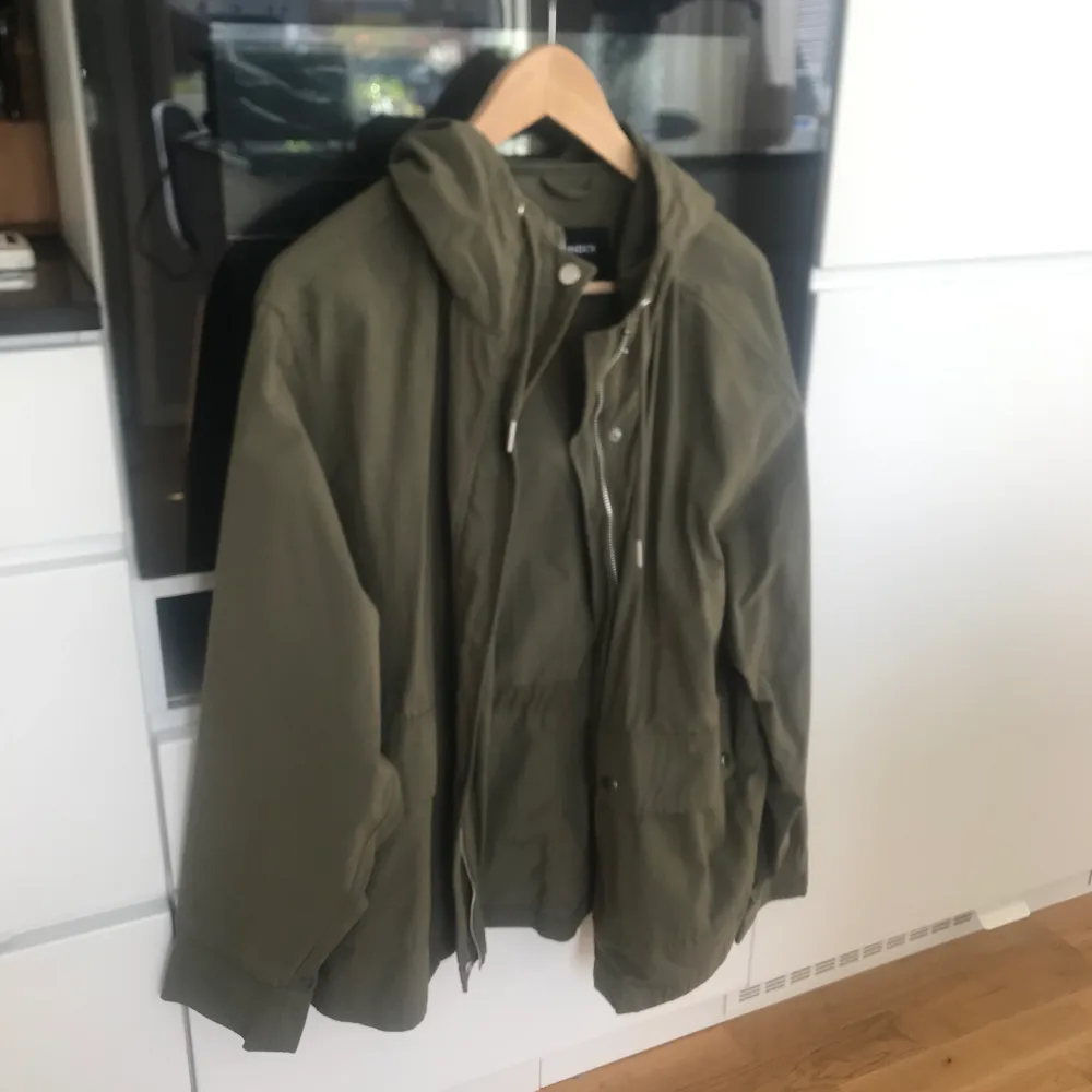 Jag säljer min gröna Lindex jacka som jag använt fåtal gånger ja tycker om den väldigt mycket men den är för stor för mig🫶🏻. Jackor.