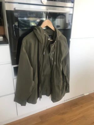 Jacka Lindex  - Jag säljer min gröna Lindex jacka som jag använt fåtal gånger ja tycker om den väldigt mycket men den är för stor för mig🫶🏻