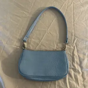 En fin blå handväska från Gina Tricot, fint skick