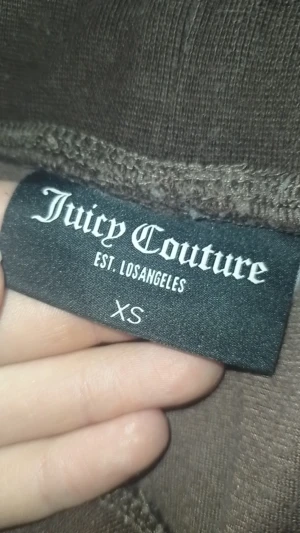 Juicy couture  - Säljer juicy byxor kmr it till användning kan prata om priset. Snöret är borta