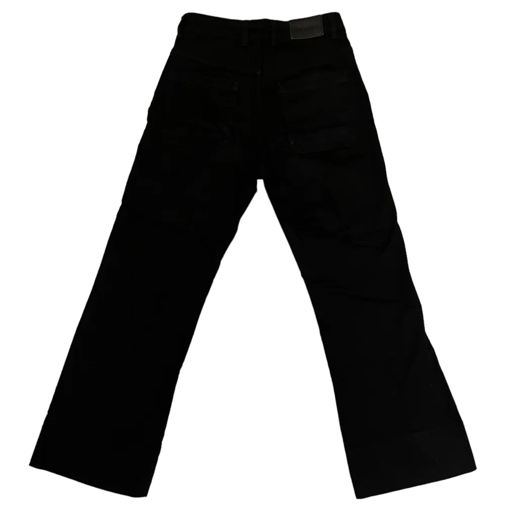 byxor från carin wester, stora fickor fick inte med det på bild 🖤. Jeans & Byxor.