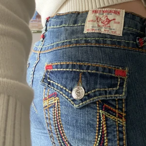 True religion jeans - Skitsnygga lågmidjade true religion jeans som tyvärr är för korta på mig som är 178. Storlek 32 o passar i midjan på mig som vanligtvis har en 36/38 beroende på märke. Skulle säga att de passar i längden på nån som är ca 172 och neråt.