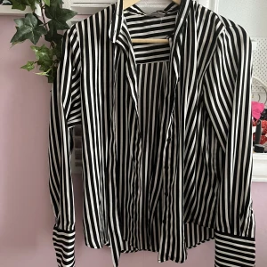 Randig skjorta  - Randig skjorta från H&M, använd en gång. 