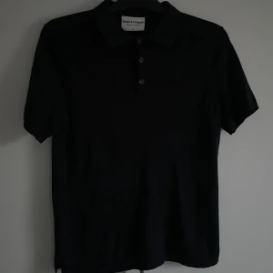 Stickad Piké  - Marinblå Stickad piké från bruun & stengade i storlek S. Ganska liten i storleken. Använd några gånger men är i mycket bra skick. Köparen står för frakten.