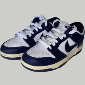 Nike dunks - Säljer dessa dövärdigt snygga Nike dunk lows perfekta till våren, i färgen navy då jag beställde dem i fel storlek💙 Extremt bra skick, inte ens helt creasade som ni ser på bilderna😍 köptes för 3100 så extremt bra pris💗 skriv för fler bilder osv!