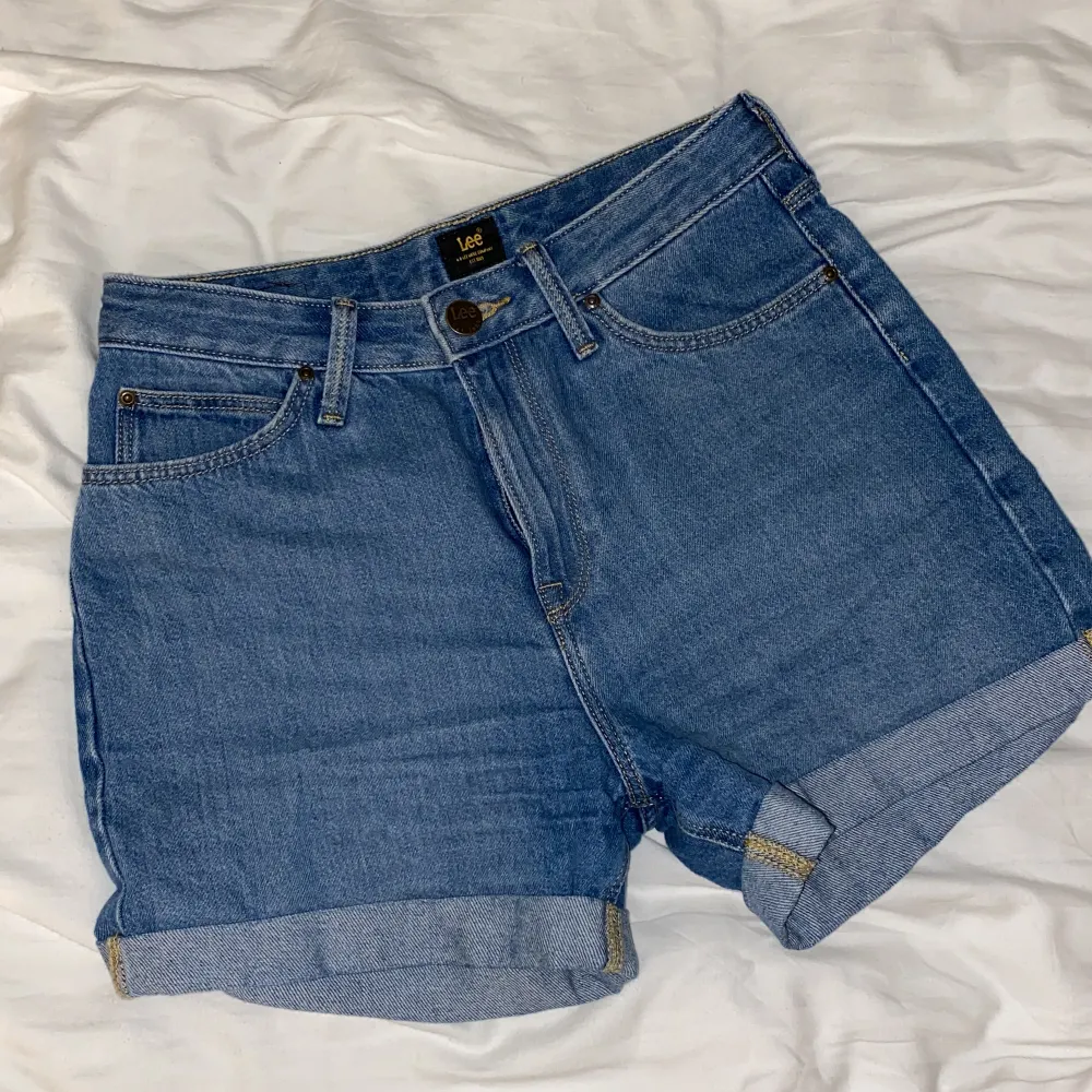 SUPERSNYGGA jeansshorts från Lee i storlek W26. Modellen heter MOM SHORT och sitter så snyggt både fram och på rumpan. De är inte för korta men inte heller för långa, perfekt längd👌🏻. Väldigt bra skick och väldigt bekväma💖😫. Shorts.