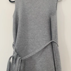 Zara tröja - Finstickad tröja från Zara med band i midjan, polotröja.  Storlek S  