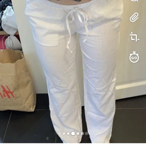 Linnebyxor  - Säljer dessa lågmidjade byxor från HM som är slutsålda. Storlek XS. Jag är 163cm och dem är korta i modellen! (Köpta här på plick) (OBS, köpt är köpt och ingen retur)