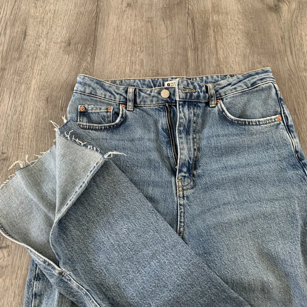 Jeans med slit från Gina💙. Jeans & Byxor.