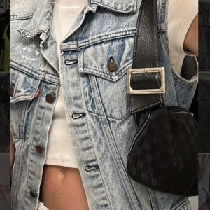 Väst i denim - !första bilden är lånad! Jeansväst i strl 36, skulle säga att det även funkar en 34 och 38 beroende på hur man vill att den ska sitta. 