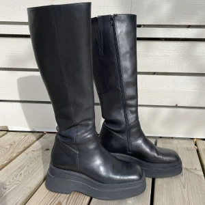 Platåstövlar - Svarta platåstövlar i läder. Från märket vagabond. Använda 1 gång. Säljs för de  inte längre är min stil. Skriv för mått