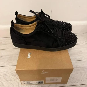 Christian Louboutin, Storlek 44.5 - Skick 9/10 så så gott som nya  Mer info i DM