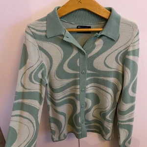 Stickad skjorta  - .