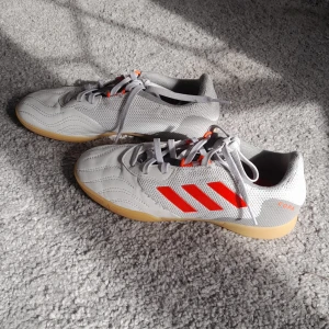 Adidas inomhus sport skor - Grå, vit röda adidas skor med adidas märke