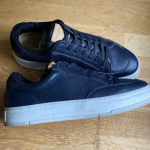 Skor Vagabond - Mörkblå skor från Vagabond, använda 1 gång så mycket bra skick. Nypris: 900kr