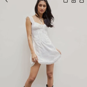 Vit klänning - Fin studentklänning eller sommarklänning. Oanvänd! Säljer då jag köpte två storlekar🥰