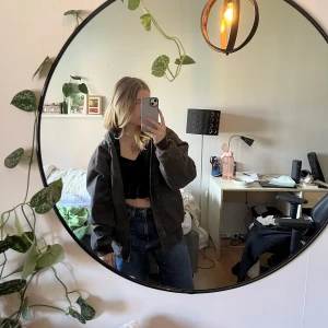 Working jacket från Wallo Work Wear  - Jättesnygg jacka men dragkedjan är trasig därför är det sänkt pris!   Köpt second hand men finns inga defekter som jag kunde hitta!  Jag kan mötas upp i Stockholm men köparen står för frakt💞 skriv om du har några frågor eller funderingar💞💞