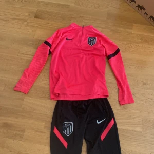 Atletico Madrid Dress - Tjena, säljer nu denna atletico madrid dress då jag inte använder den. Köpt för 700. Säljer nu för 250kr, Aldrig använd, testat den endast. Bra skick och inga skador. Kan samfrakta med andra plagg på profilen. Köparen står för frakt kostnad.