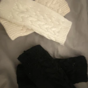 Handleds-värmare - Fina och sköna handledsvärmare, vet ej var dem är ifrån. Dem vita är aldrig använda men dem svarta har använts 1 gång!🫶🏽