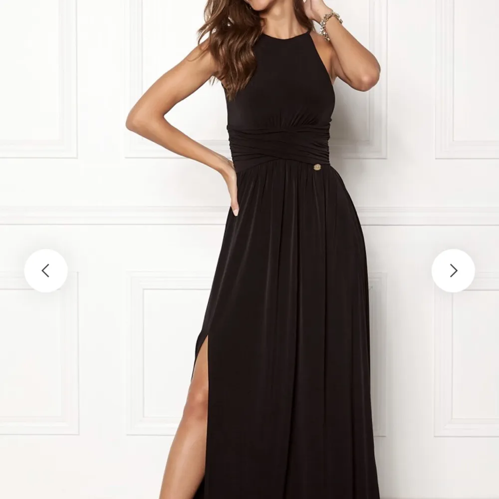 Säljer denna lång klänning från märket  CHIARA FORTHI från bubbelroom. Använd en gång och därmed som ny. Storlek S, nypris 599kr och slutsåld på hemsidan. . Klänningar.